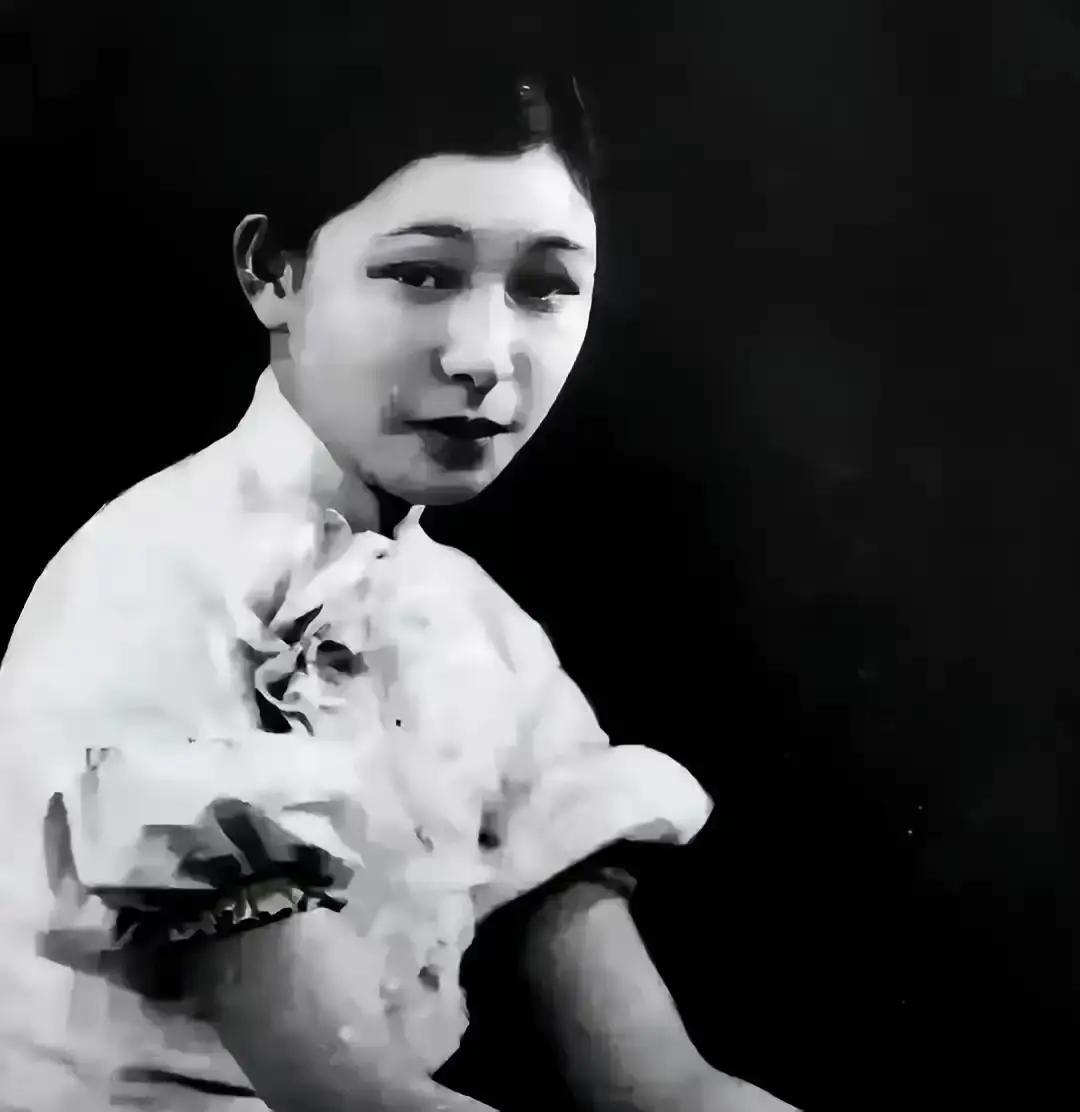 1943年，她刚从鬼门关爬回来，难产两天，差点一尸两命。可她丈夫呢？在一个寡妇的