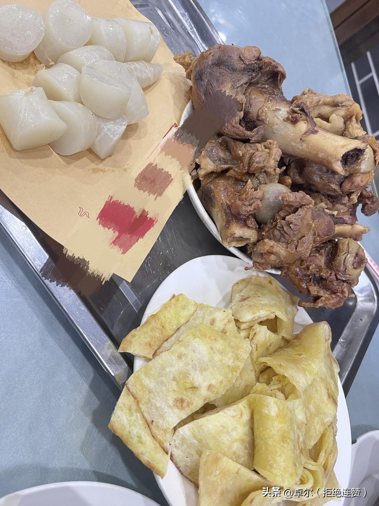 其实糖尿病患者 把一天所需要的蛋白质，膳食纤维吃够，碳水吃一点就可以了，

不要