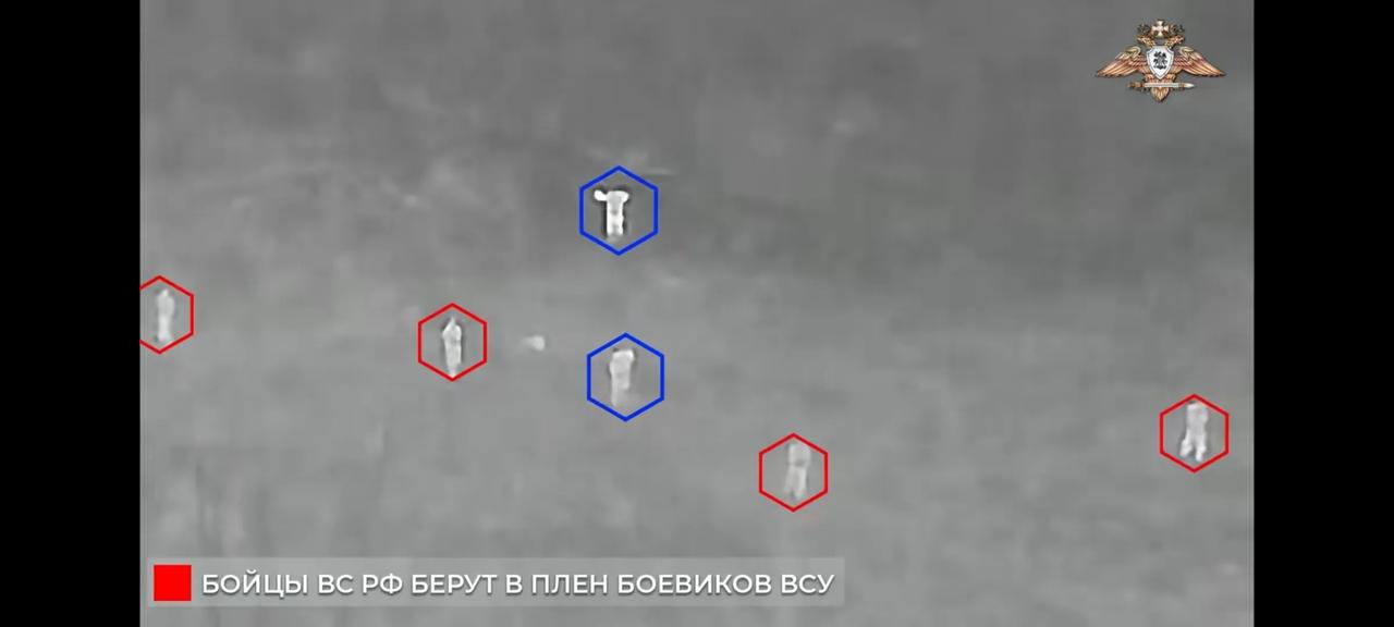 俄军无人机视角下的季米特洛夫最后时刻。残余乌军突围无望，也没什么活动空间了，抵抗