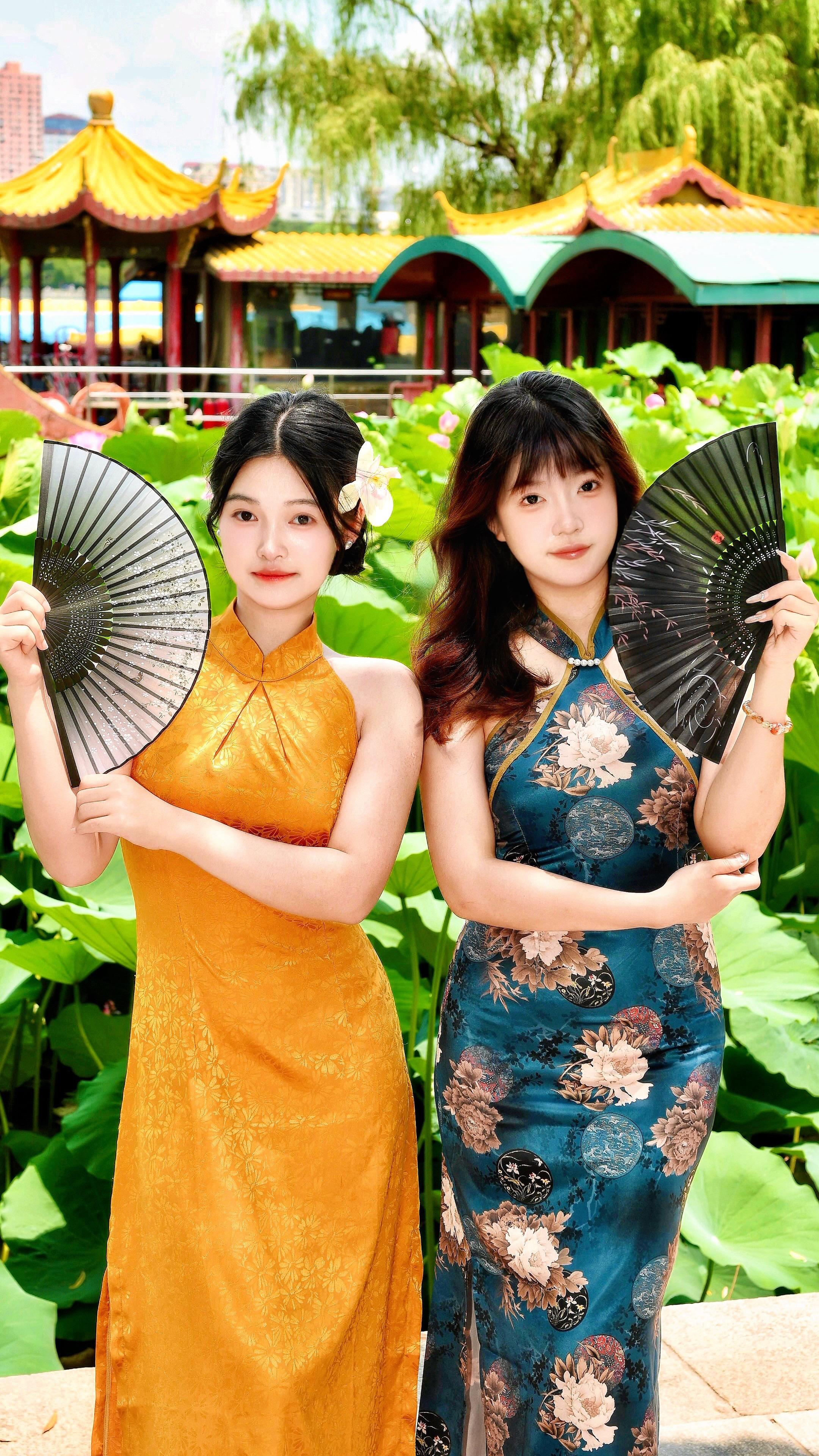 满园春色美如霞 酿的芳菲入新茶。