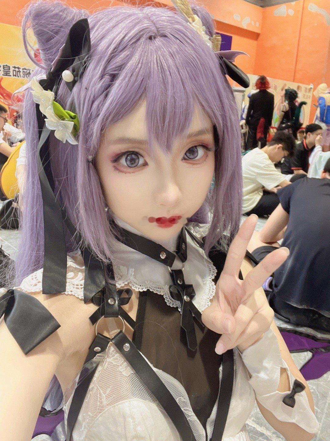 家人们我在这！茄皇后面！！快来领周边！！#萤火虫动漫游戏嘉年华# ​​​