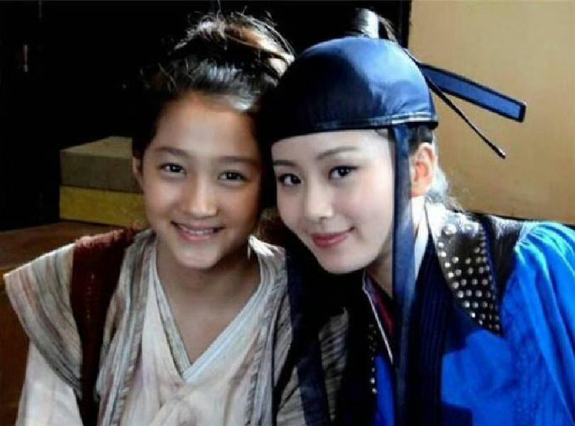 关晓彤关晓彤孟露莎关晓彤红掌 分享两张📸两位美女真的是一点也没变