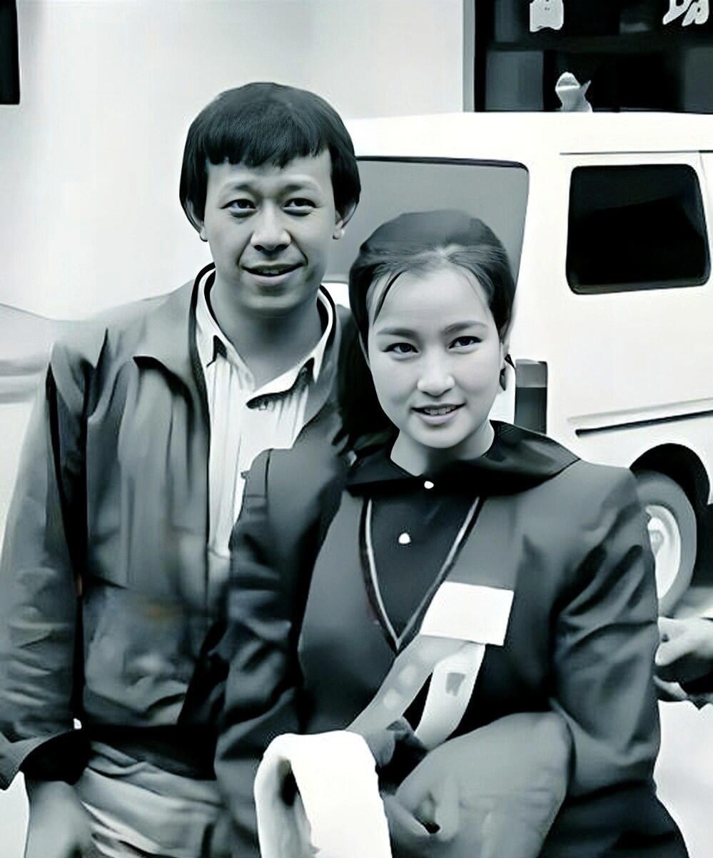 80年代的老照片里，姜文这样的妆造看起来憨厚老实，有一种朴实的帅，刘晓庆扎着一个