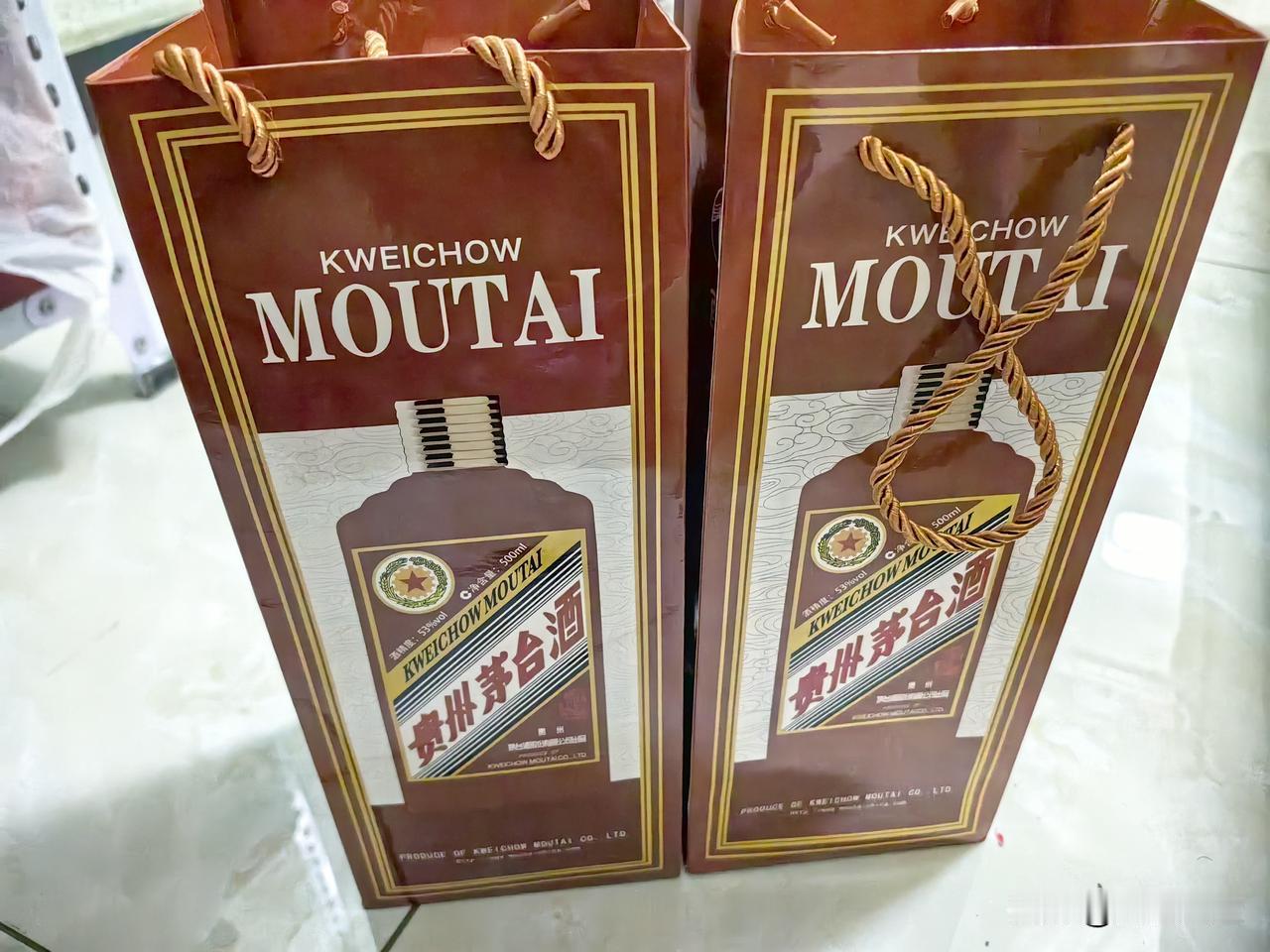 看见这两瓶生肖龙茅台酒就来气，去年手机每天定时设闹钟，到时间就一指禅，把手机屏戳