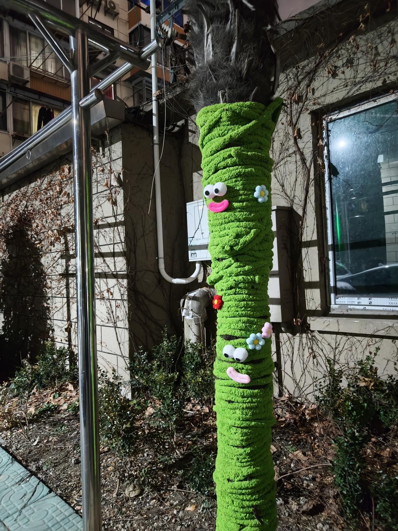 同事下班后给我送酒过来
我站在小区门口等会儿她，
等着等着还是有点冷的~🥶
好