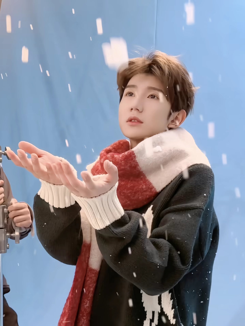 王源雪景live照王源雪景氛围感 王源抖音营业，这个雪景live照也太有氛围感了