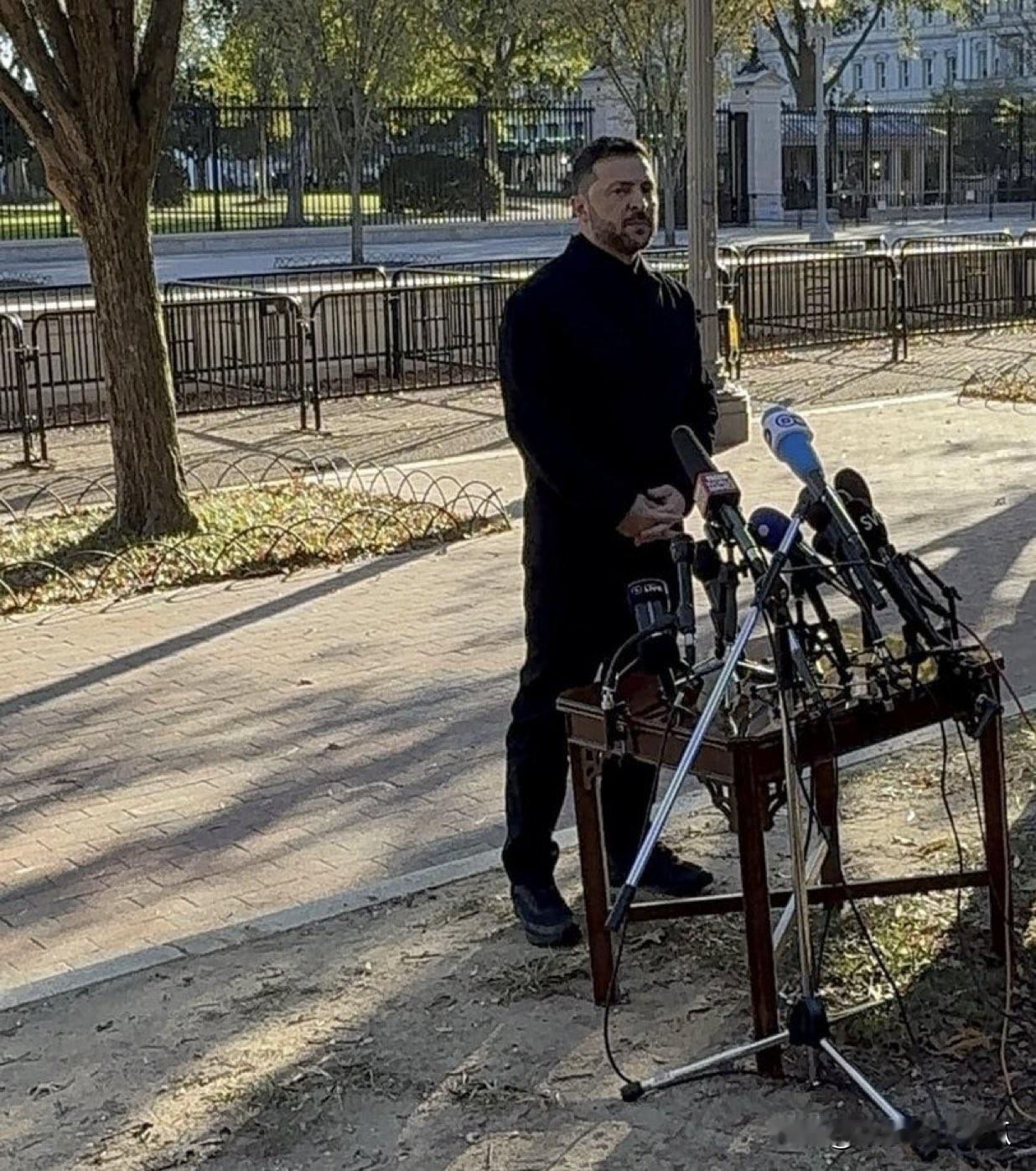 马路边 小桌板
泽连斯基被老美要求到街边开记者会
可以想象他的憋屈和屈辱
弱国无