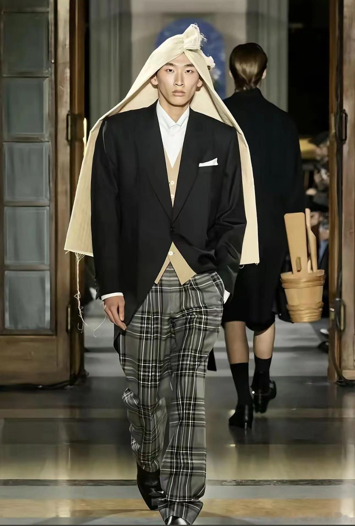 巴黎世家 丧葬系列，从不坑平民