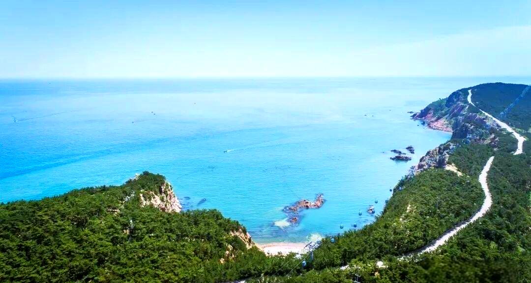 贫瘠土地上的皮卡车

一眼望不到边的沙漠荒原上，尘土飞扬处是一辆辆皮卡车、摩托车