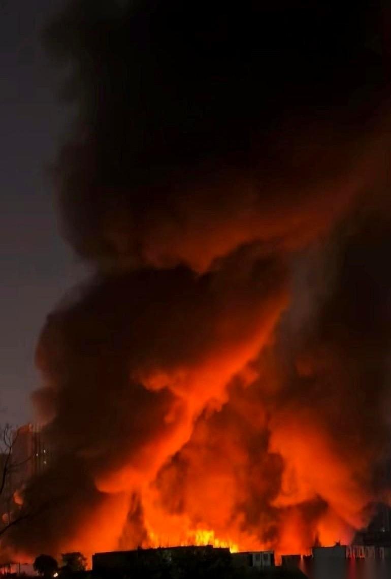 两天之内，一南一北，两座仓库接连往外喷火舌。
4月21日凌晨3点，大多数人还在熟