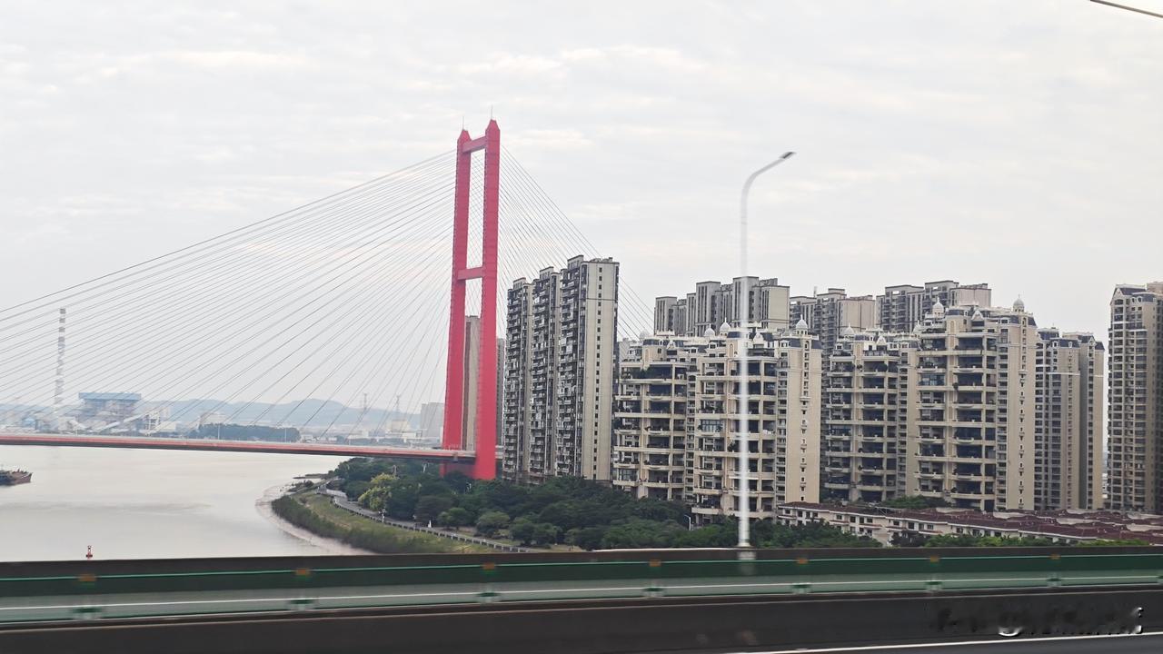 顺德大桥号称称得上是顺德的“金门大桥”，每次坐“水鱼号”回省城广州，总会看多一眼