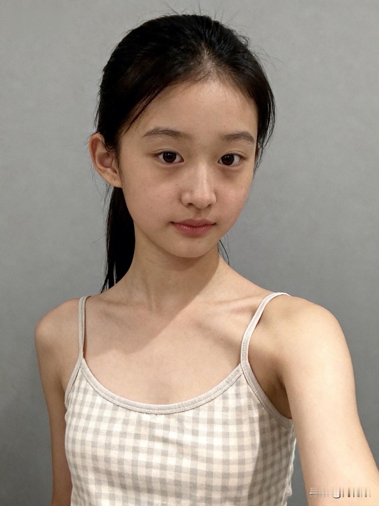 晚上好，各位[送自己一朵花]美女究竟能有多美 甜美系，这样的女生你见过吗？