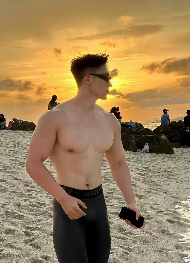 春日生活打卡季春天的街头总会有意想不到的惊喜。转角的篮球场里，一群肌肉帅哥正在打