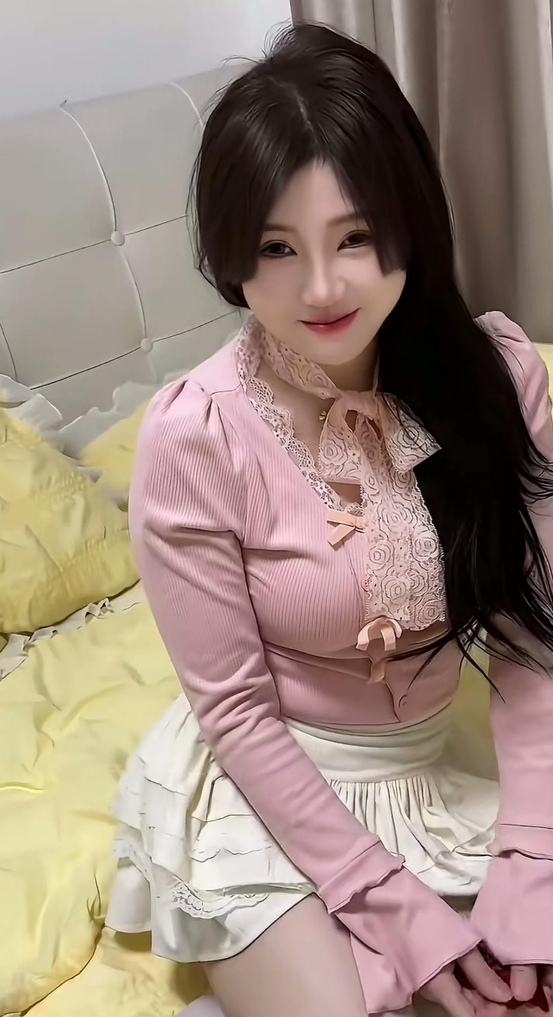 粉衣美人倚枕眠，梦回花前月正圆。
