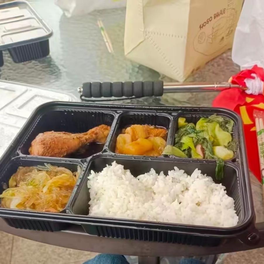 马鞍山一中学多名学生
研学就餐后反复拉肚子，
有孩子称“吃的鸡腿是臭的”，当地介