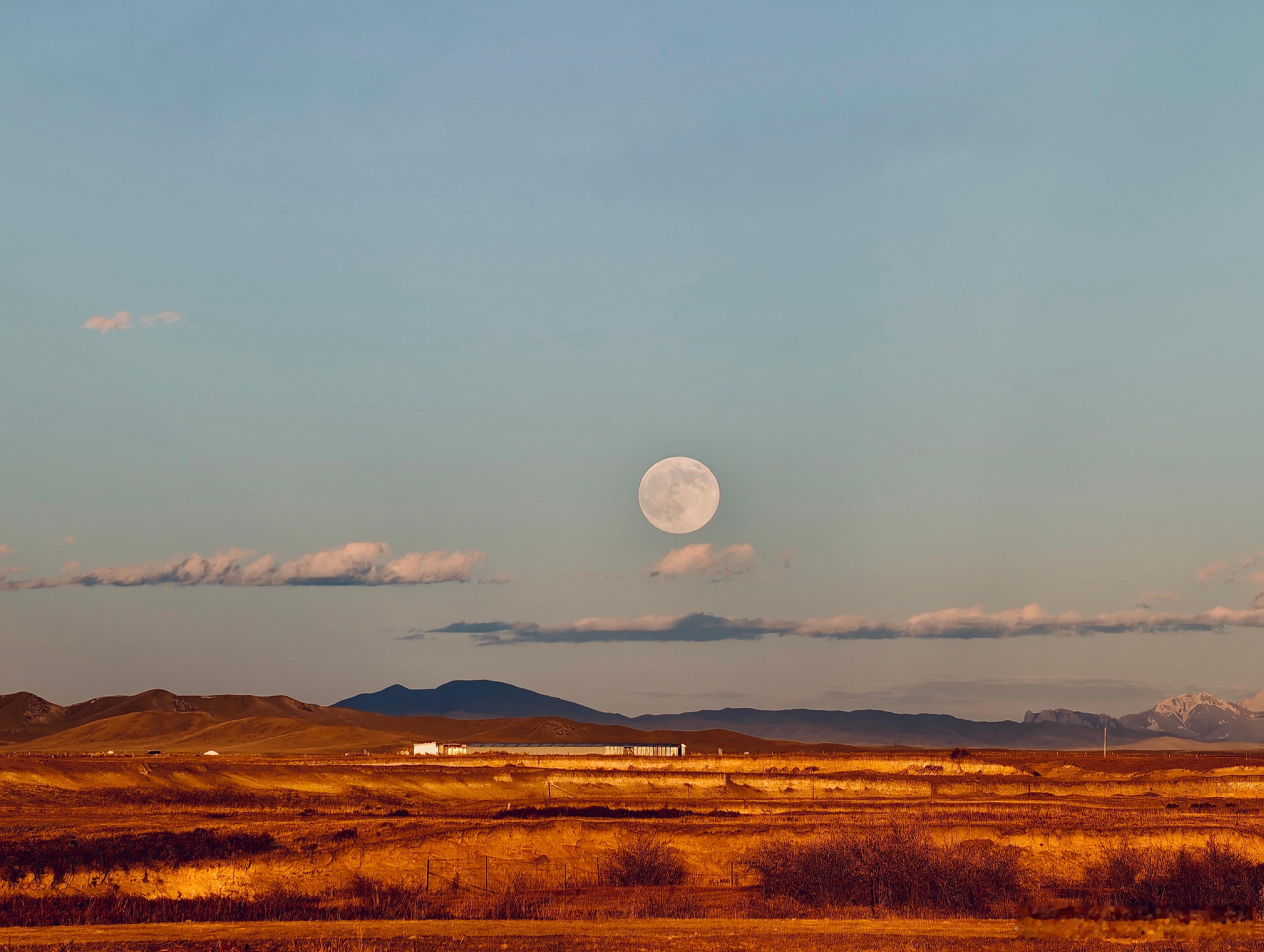 真正的照亮，是做别人的灯塔，也做自己的港湾。好梦~~~ ​​​
