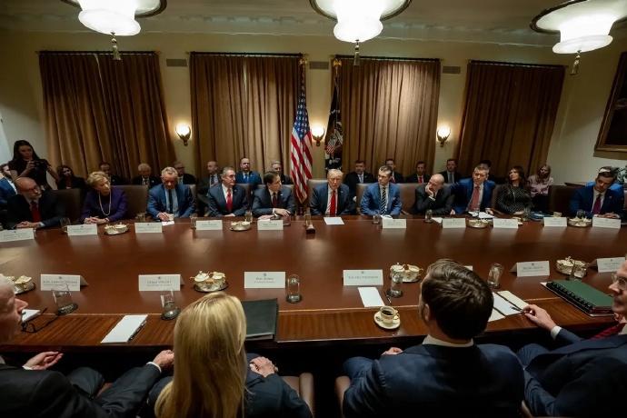 特朗普召开了内阁会议，表示组建了出色的内阁，取得了巨大的成功，上台才仅仅一个多月