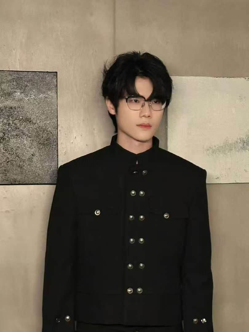 33拍摄进行时 帅度超标！33拍摄间隙自拍释出，健身后的线条感绝了 