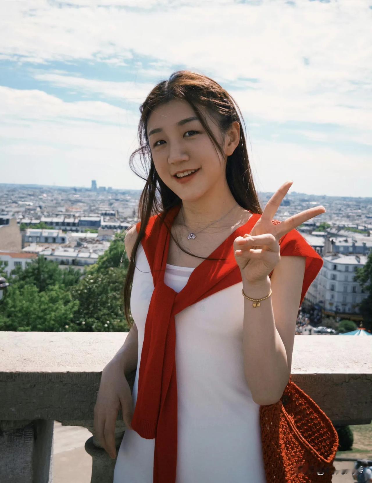 国乒女神陈梦，蓝天白云下的她，笑容甜美，状态轻松惬意。享受着难得的休闲时光。