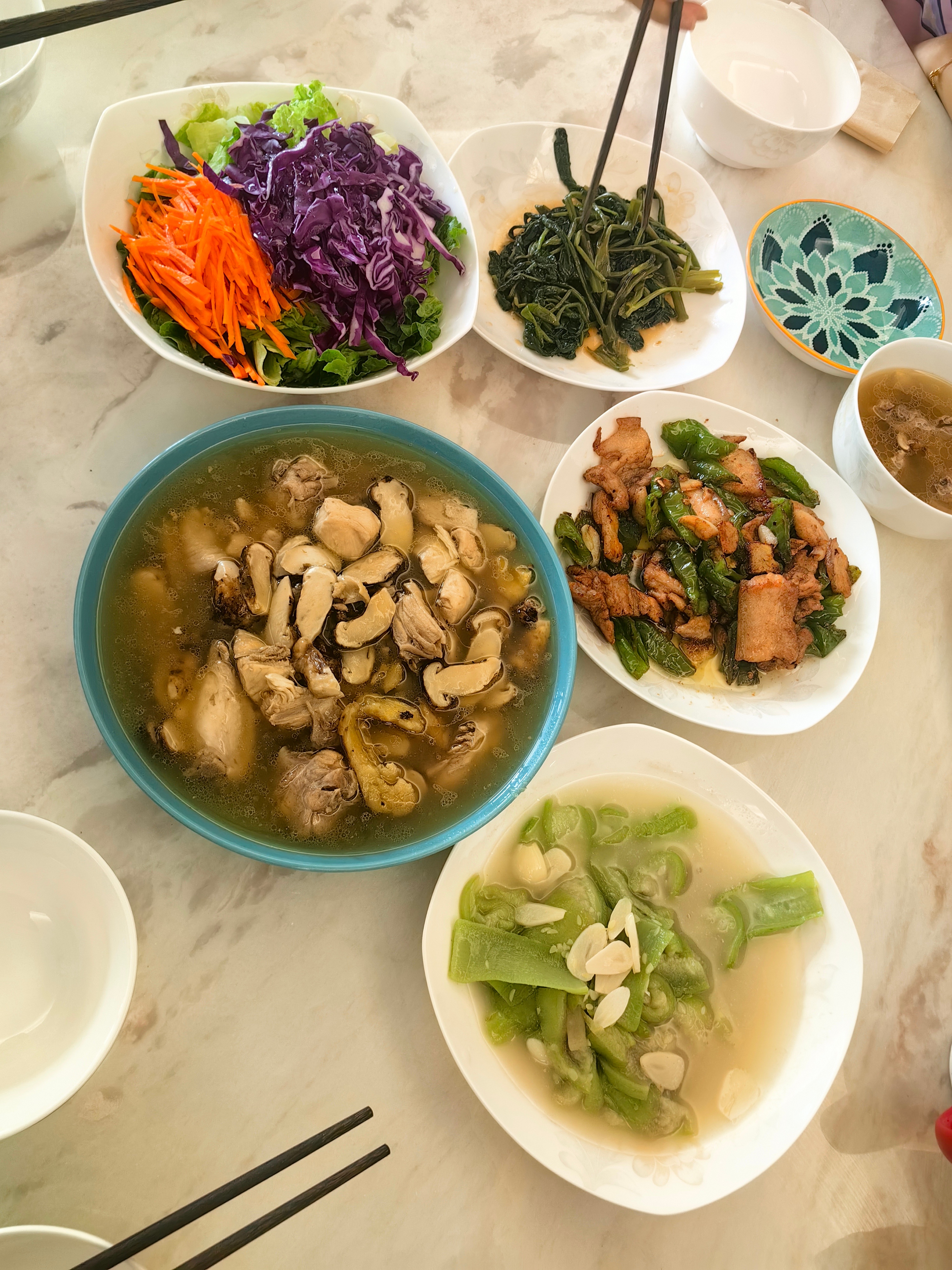 三代人晚餐，两荤三素，鸡肉炖松茸、湖南小炒、炒丝瓜、炒空心菜和蔬菜沙拉。厨师还没
