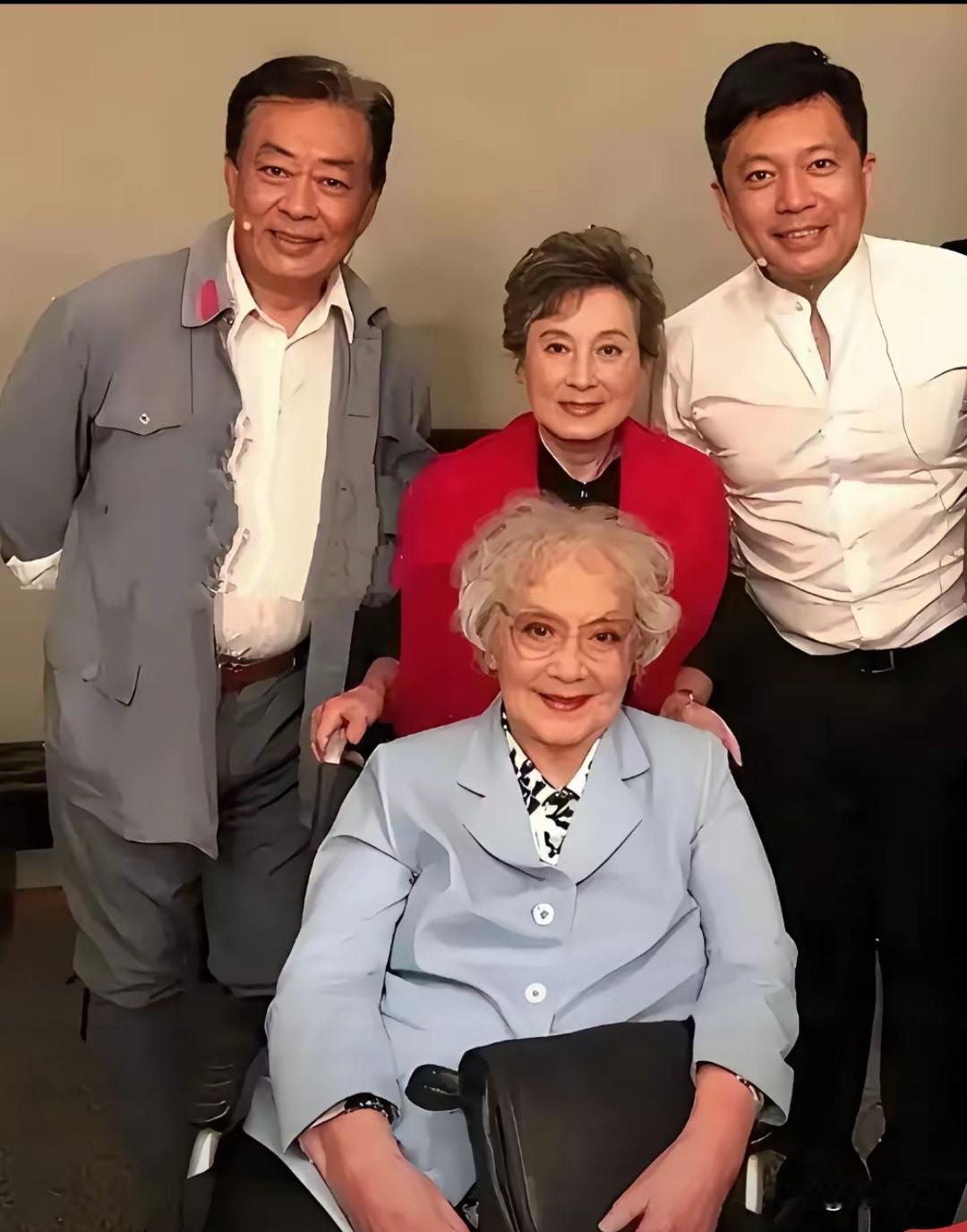 知道坐在前面的是谁吗？她也是当年著名的电影艺术家，和秦怡齐名。我不提醒，但如今能