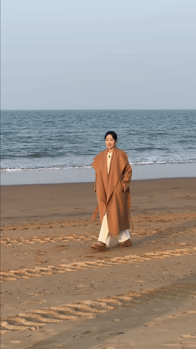 烟台你藏不住刘敏涛啦！姐先打卡苹果文创店，再拍粉黛乱子草美照，转头海边徒手挖蛤蜊