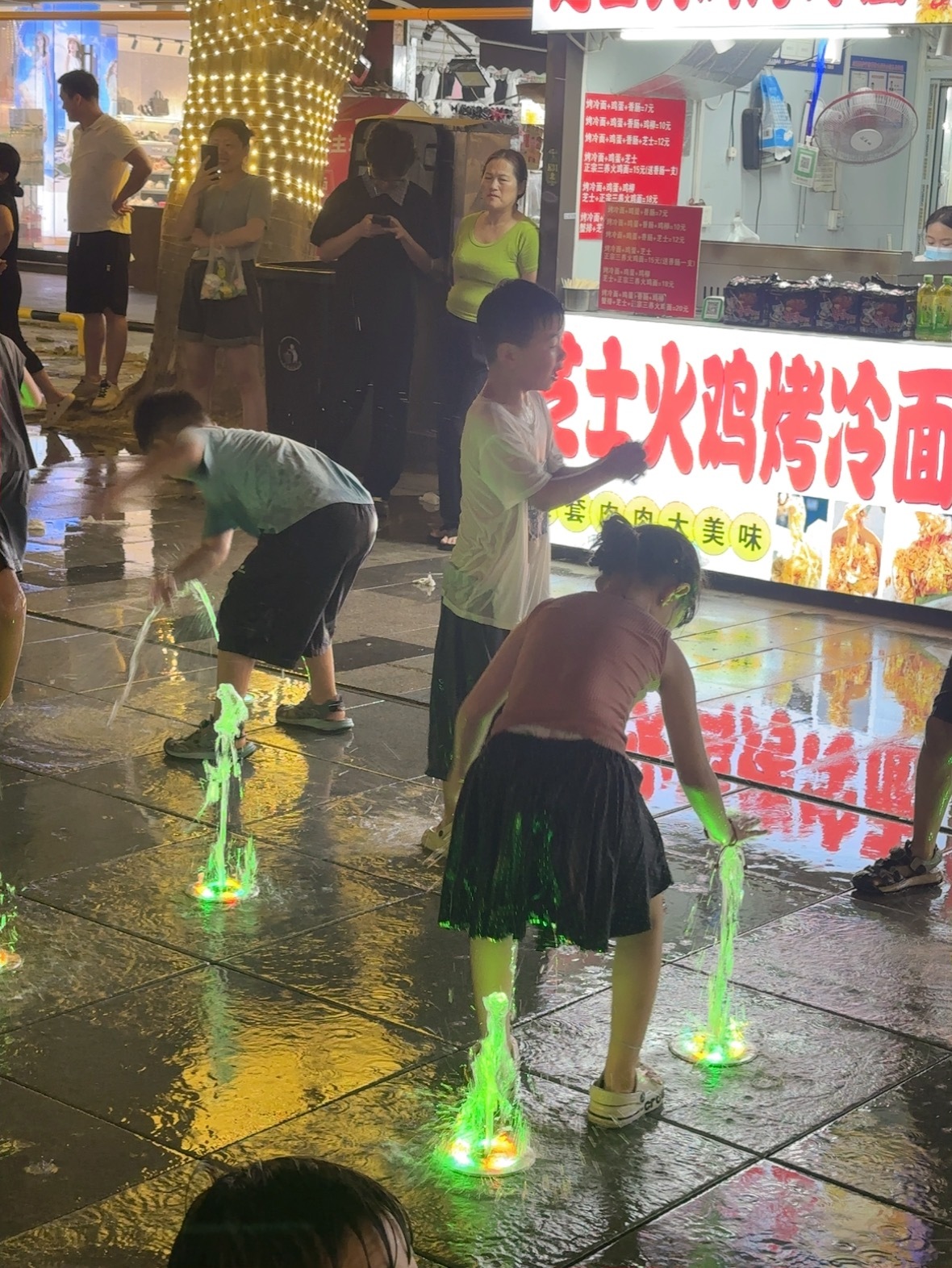 小满在喷泉玩 整个人湿漉漉的 笑容却很开心刚好给凯哥买了身衣裳 一会给她裹上