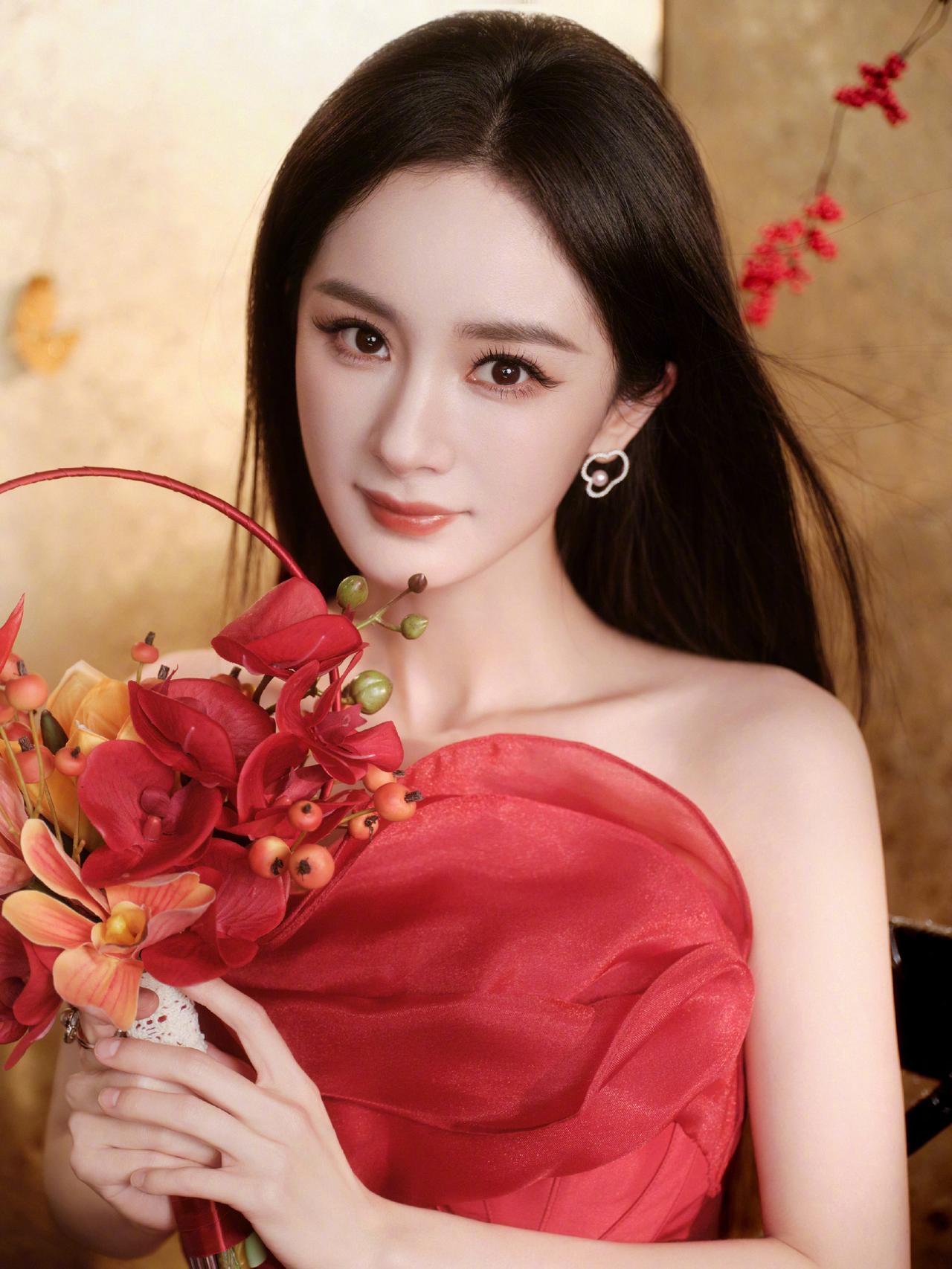 优雅与性感，你会怎么选成熟美人杨幂新年穿搭写真