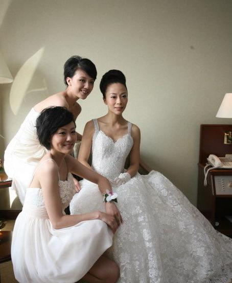 当年保剑锋妻子何伽好婚礼上有点显老，不知咋的，生了娃后的她反而变年轻了，颇有逆生