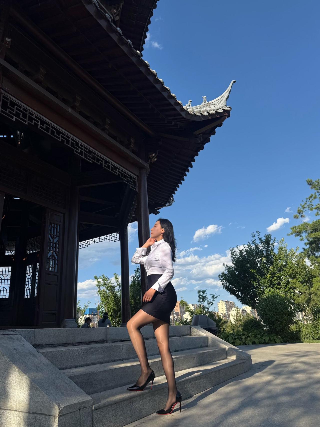 女人如何穿高跟鞋显得很洋气