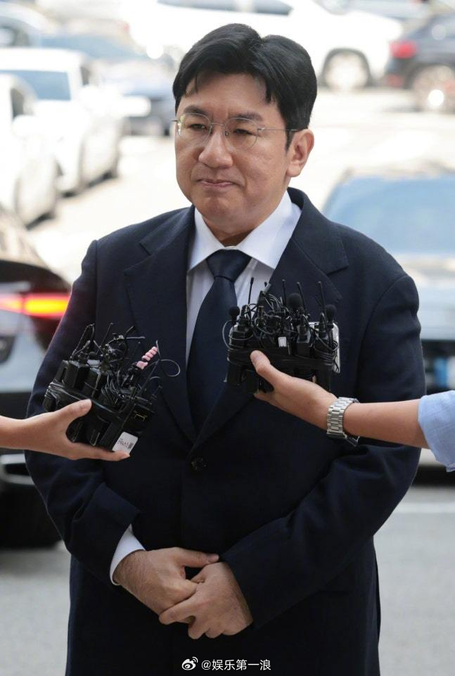 方时赫再前往警局接受调查 22日上午10时，HYBE董事长方时赫因涉嫌欺诈性不正