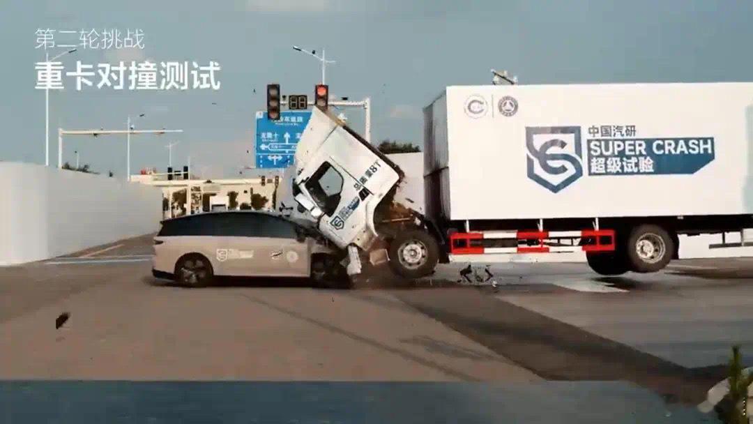 理想i8发布会上播了一段理想i8和重卡对撞测试的视频，视频里重卡车轮弹起，驾驶室