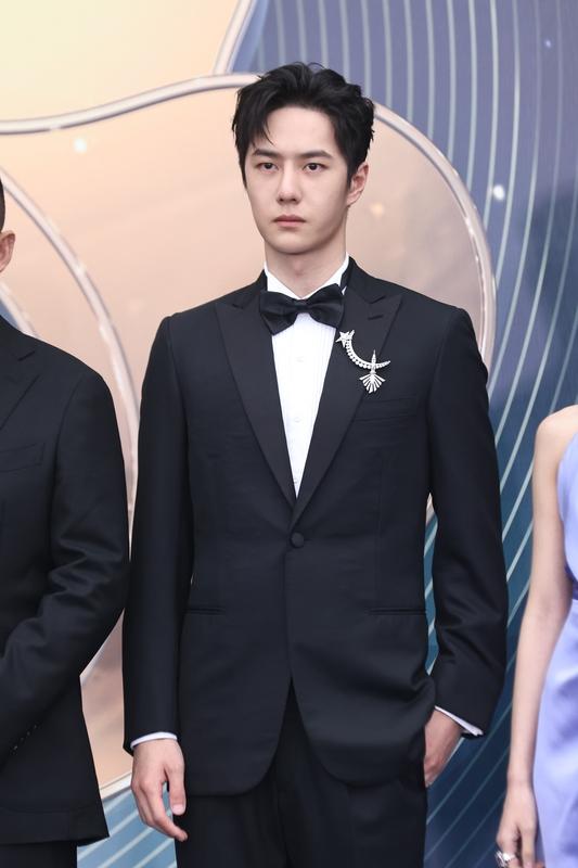 王一博一人贡献公司60%营收，却只握有1.51%股份，合约明年十月到期，乐华急推