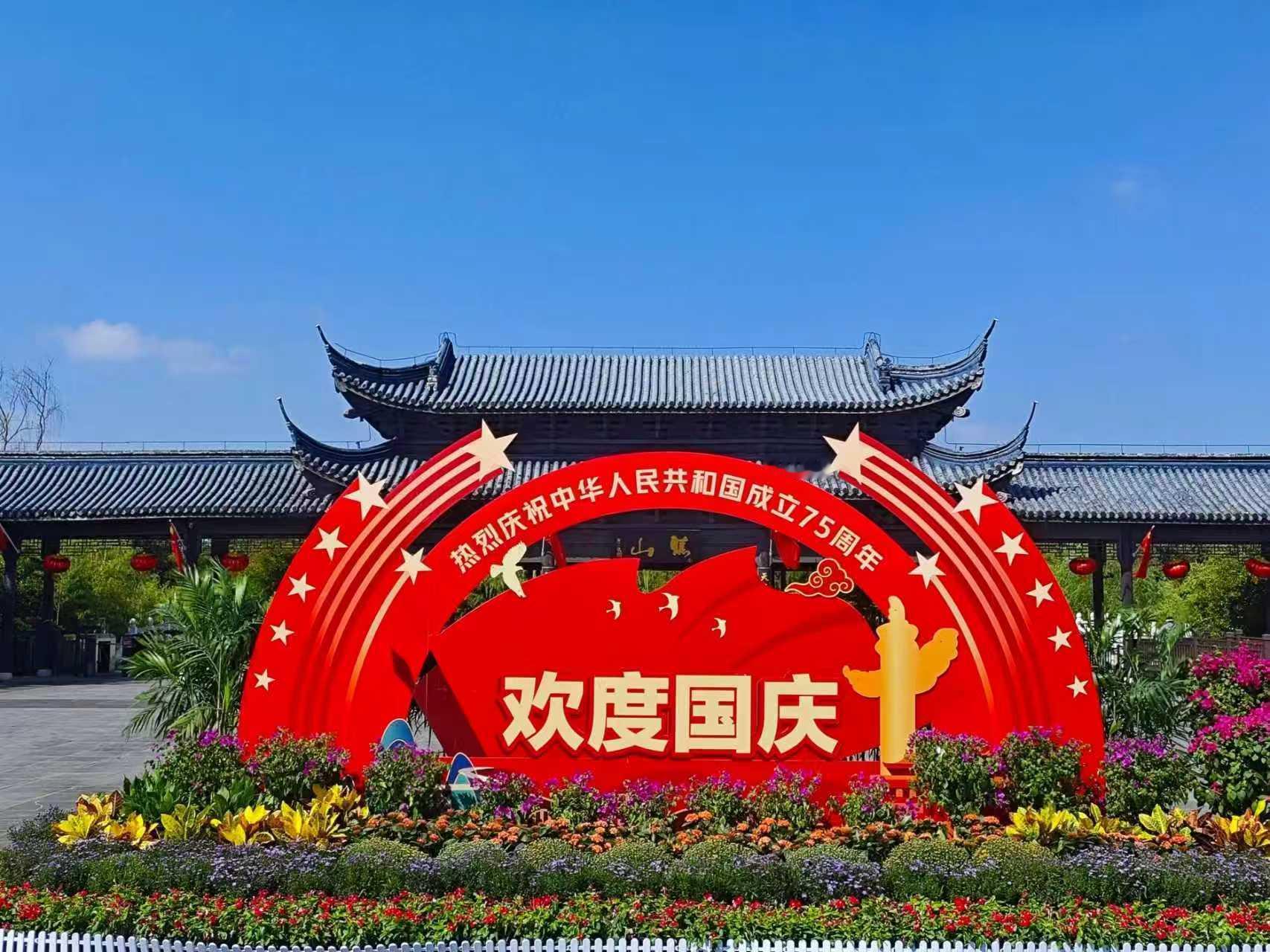 国庆假期上3休7上3国庆假期主打一个极致拉扯：先上三天班盼放假，休息七天缓口气，