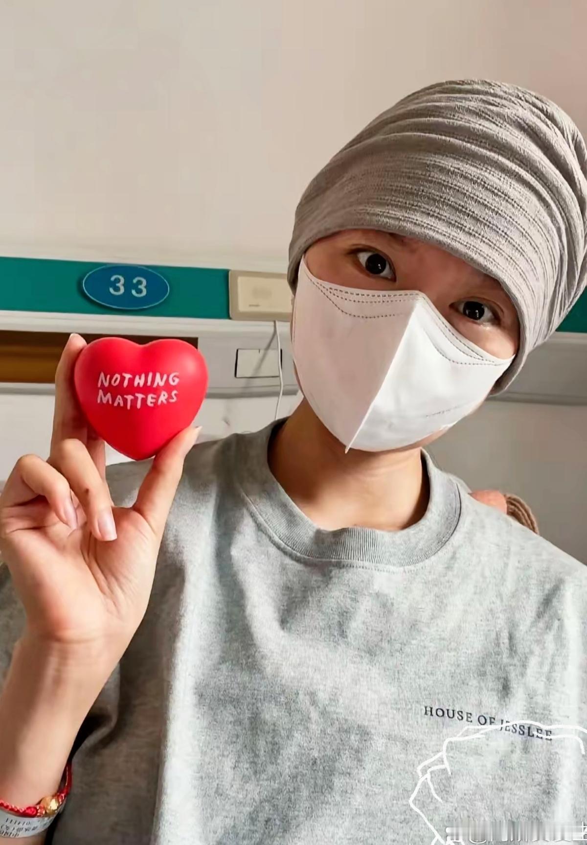 谁的人生不是一边崩溃一边硬扛，可偏偏有人的路，难走得让人心疼。
        