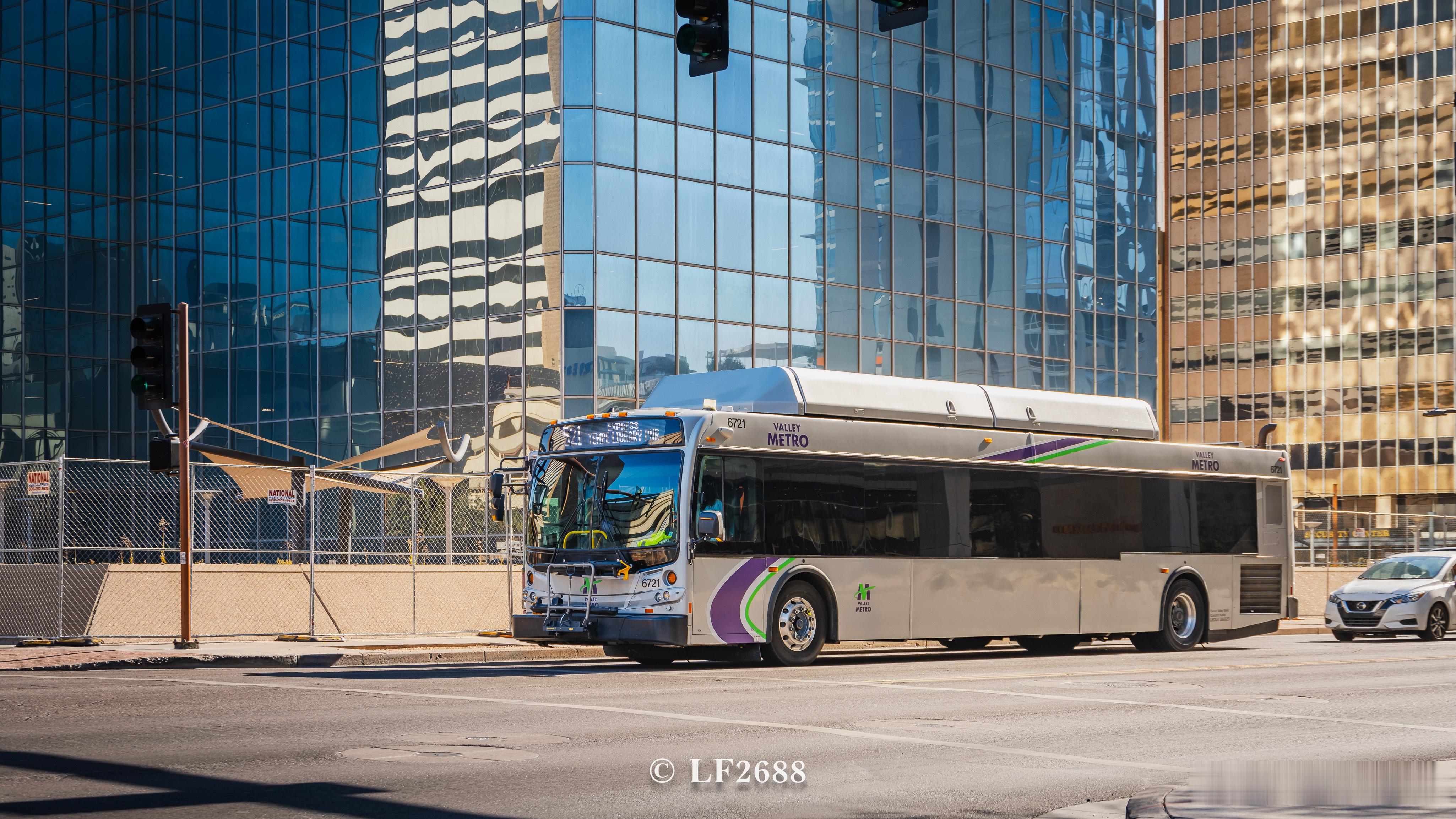 菲尼克斯521路巴士，方向南坦佩。车型为新飞 New Flyer C40LFR，
