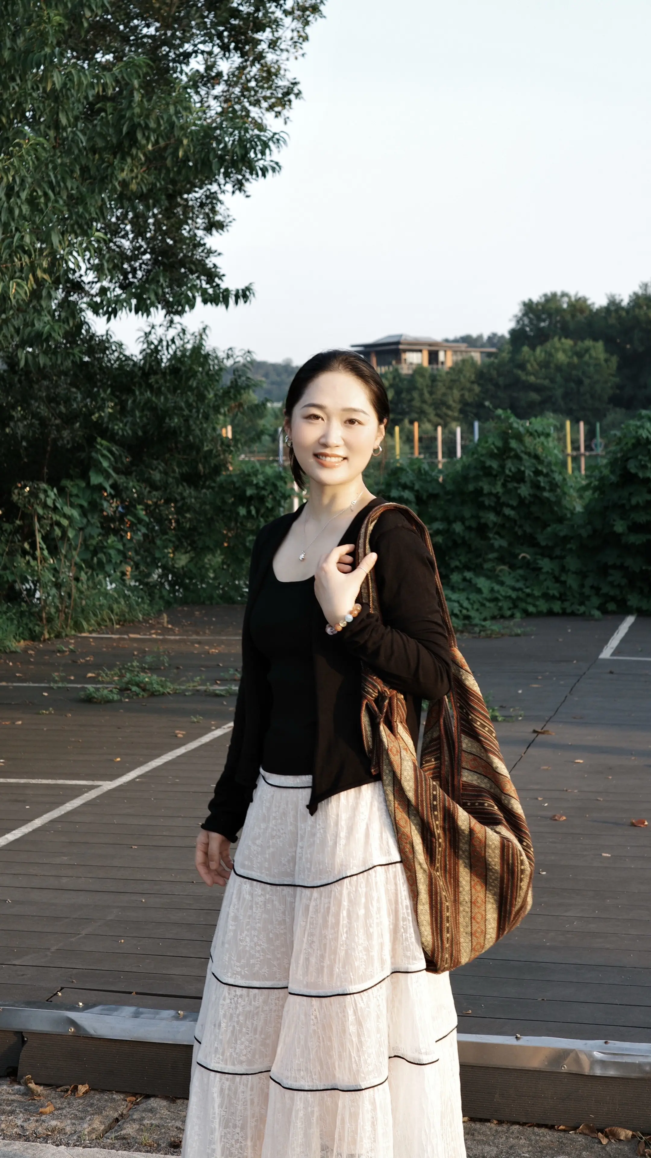 如果你也刚好抬头望 落日余晖正飞过身旁