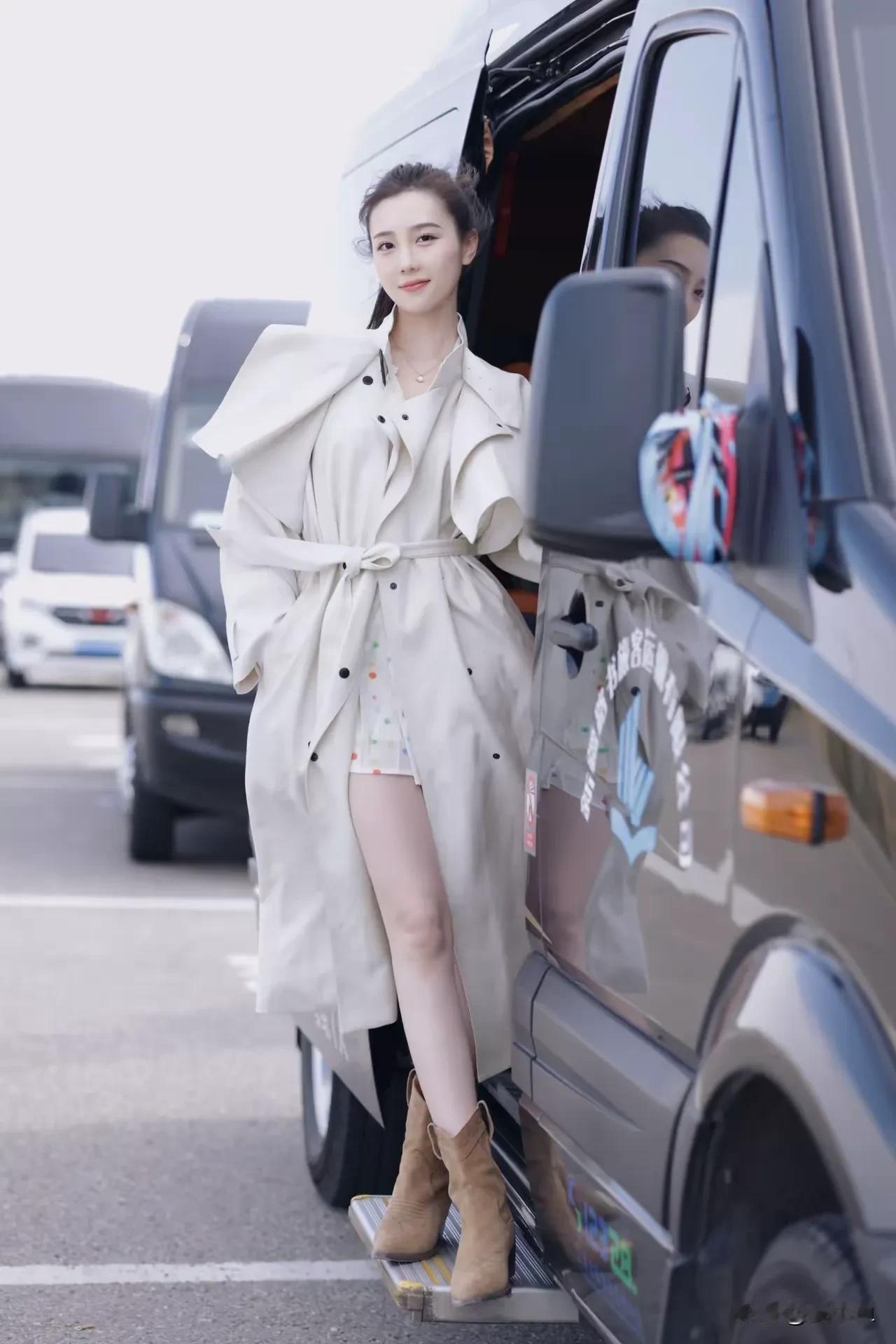 #给自己一句话，你会说什么#
且停且忘且随风，
且行且看且从容。