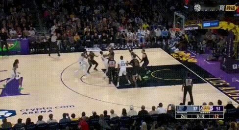 问一下——詹姆斯这是在公园散步吗？
图1：罚球后场大师快攻被破坏，立马开启散步模