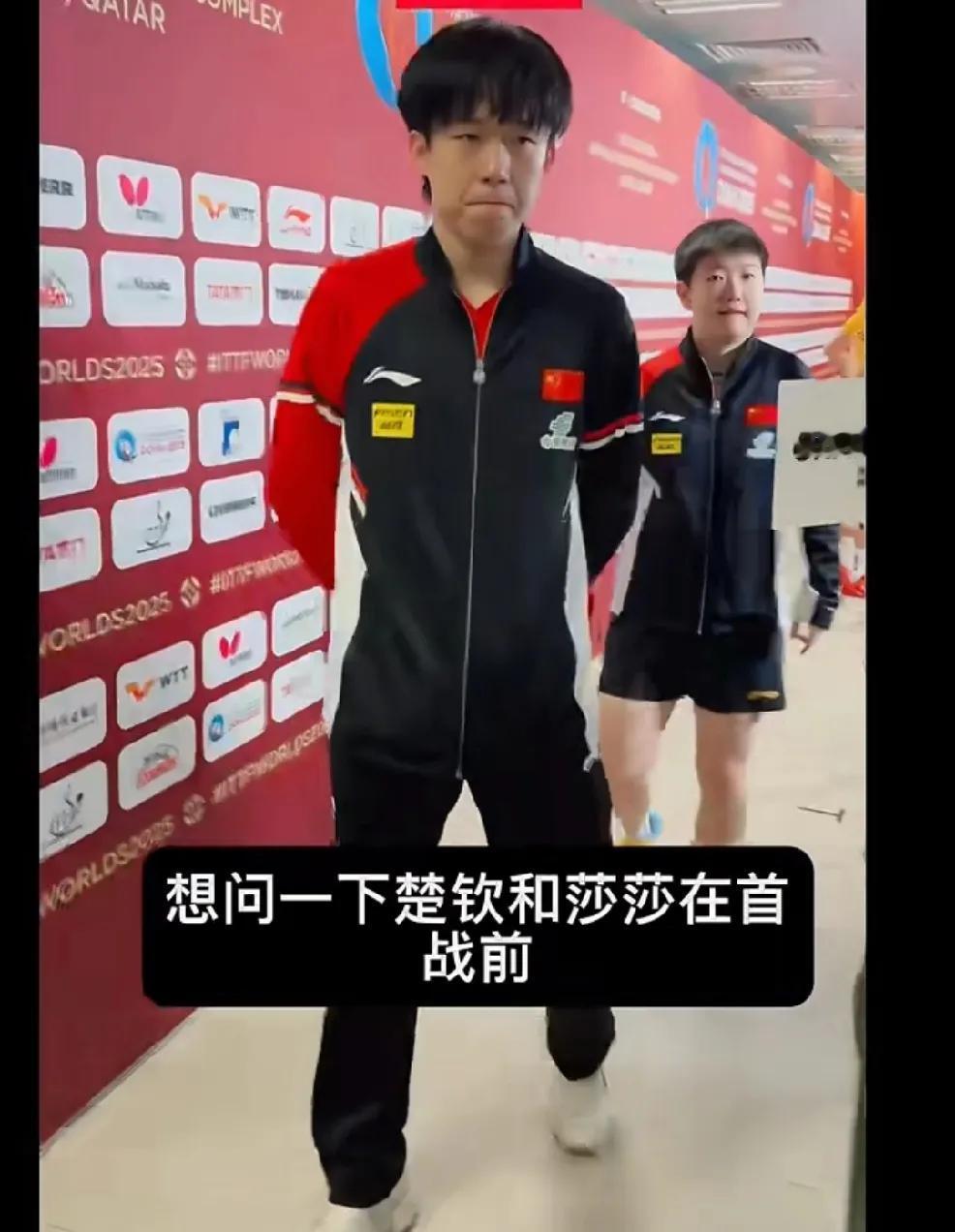 笑死人了楚钦老师，
比赛完在混采区，
回答完一波记者提问，
又背着手来到另一波记