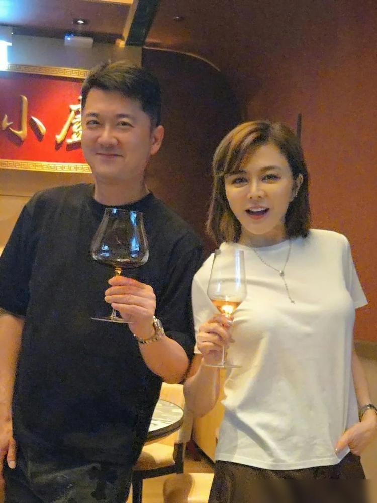 64岁关之琳近照流出，脸上全是褶子，身材却丰腴得不像话。

可我觉得，拿皱纹给她