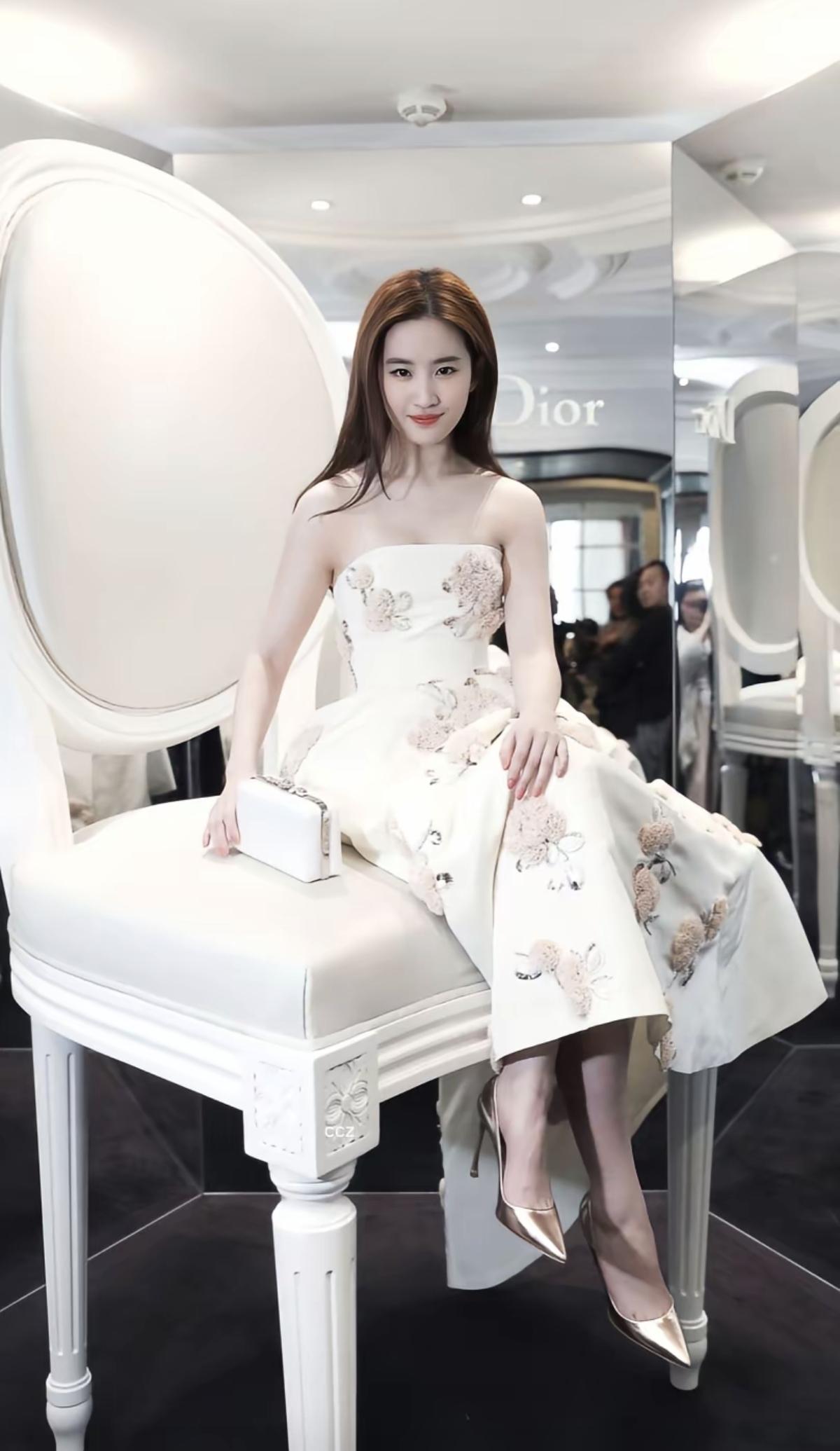 初见即惊艳，刘亦菲的Dior高定时刻，把东方美写进了戛纳的星光里[比心][给力]