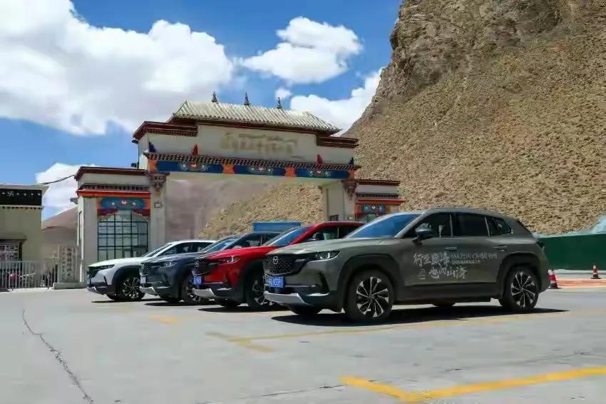 不得不说马自达确实是日系车中的另类存在，MAZDA CX-50行也内饰完全复用海