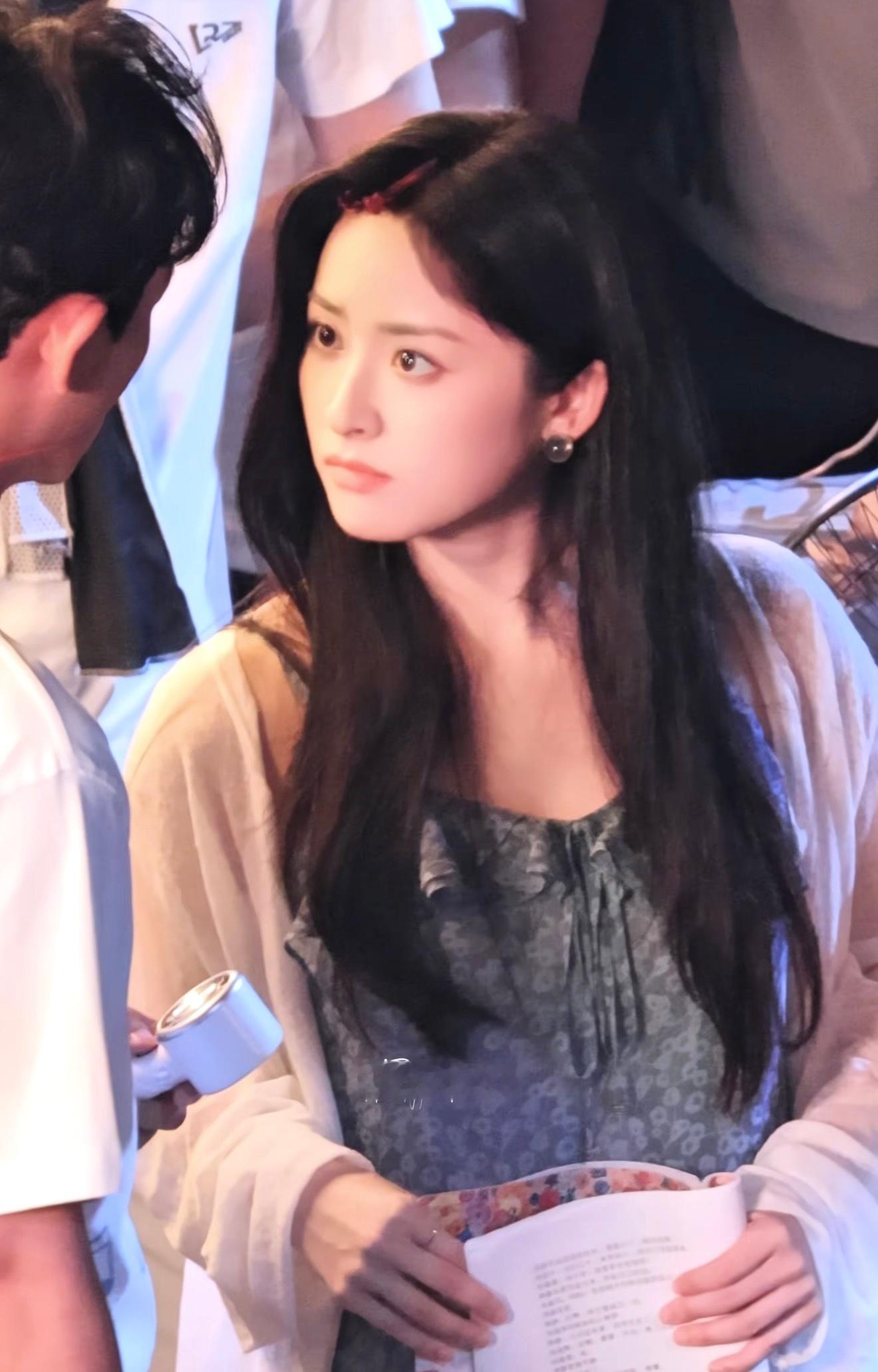 我们半周渔体就这样萌萌地看所有人（微的手好美，感觉手指头都瘦了，又因为没戴婚戒显
