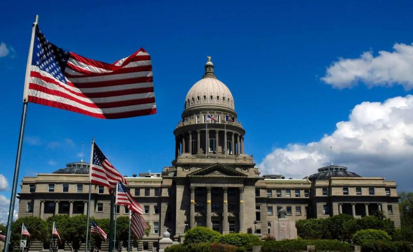 美国似乎找到了自己的生存之路，就是不触碰中国，然后全世界掠夺。

特朗普发明的让