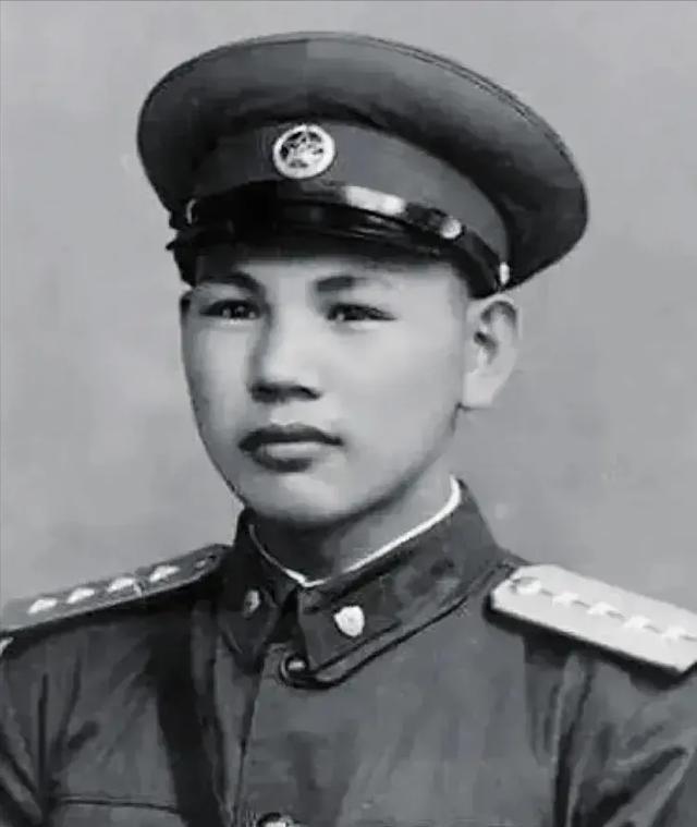 1945年，八路军在公路上伏击日军，排长见日军人数太多，就下令撤退，谁知一个小战