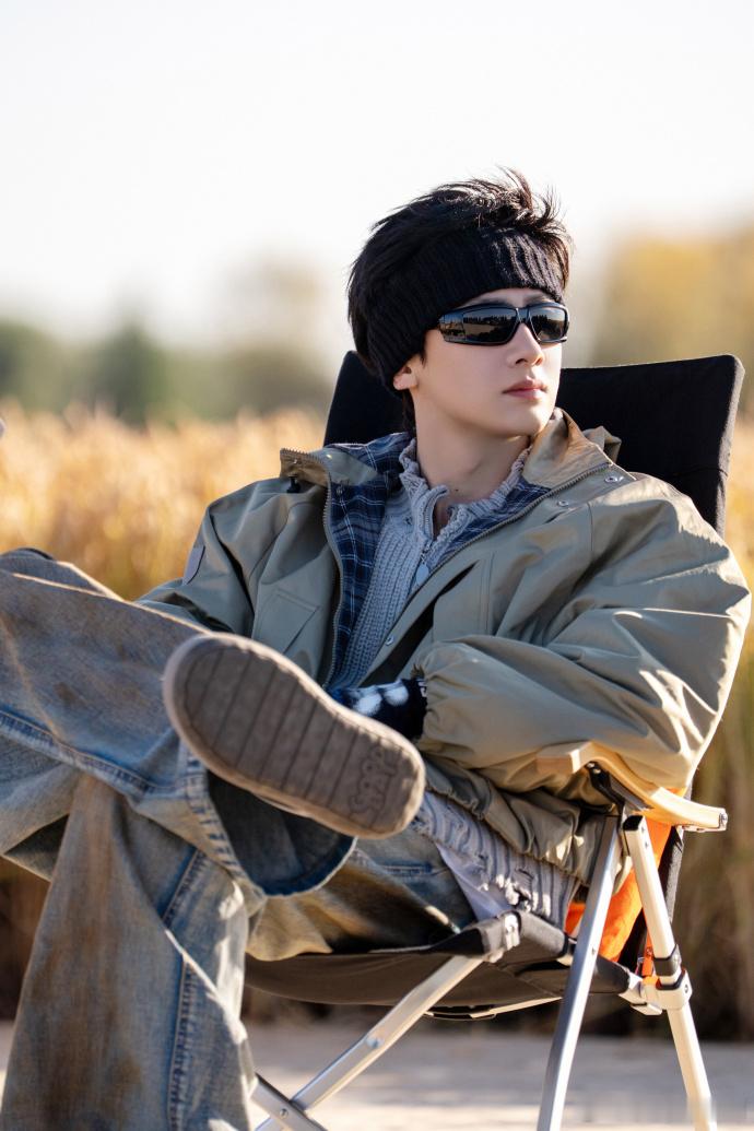 沈腾 这居然是白敬亭沈腾认不出白敬亭笑不活了！看半天还得再确认，粤语带东北味把小