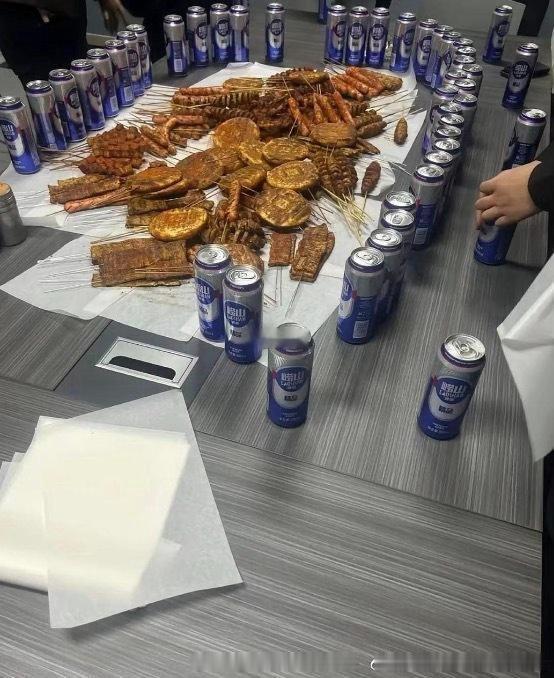 公司加班。老板买的夜宵怎么样？ ​​​