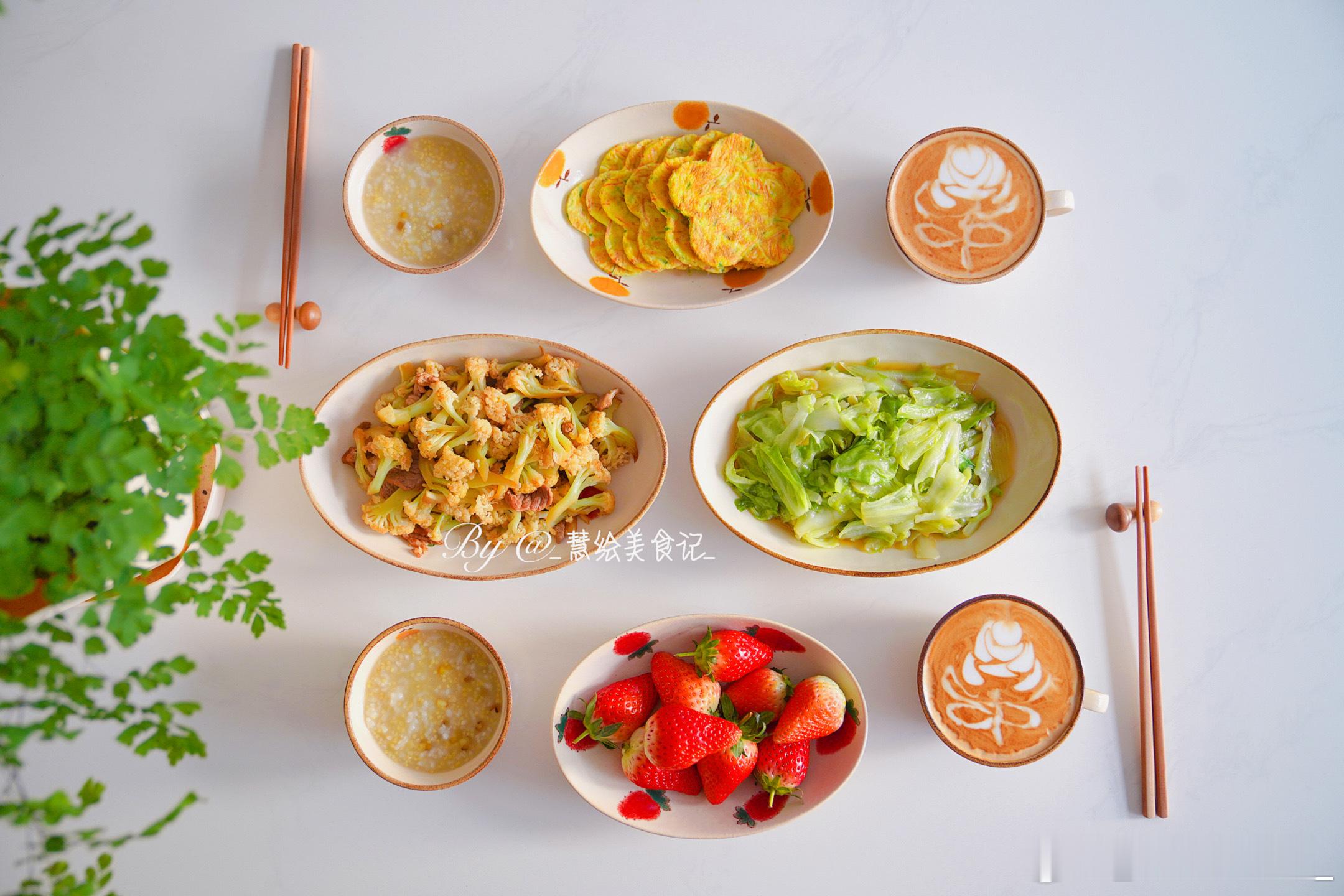 早餐清炒绿甘蓝、花菜炒肉、绿豆小米粥、西葫芦糊塌子、咖啡、草莓~早呀[鲜花]周五
