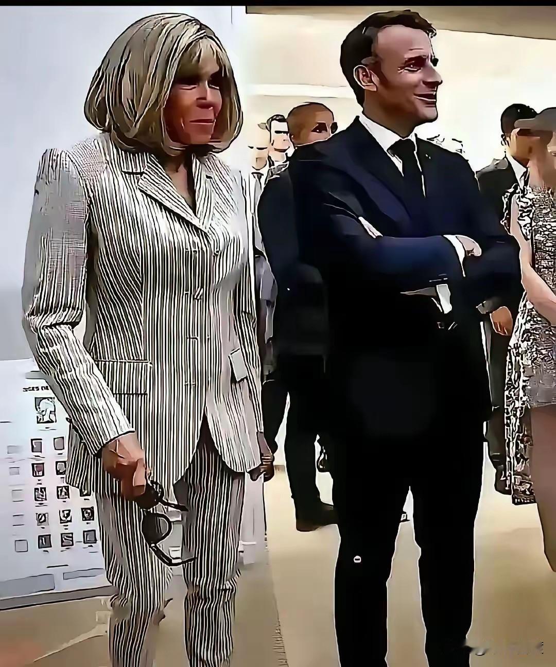 看到马克龙和他夫人的合影，令人不由得想起过去那句老话叫郎才女貌。
不！现在应当稍
